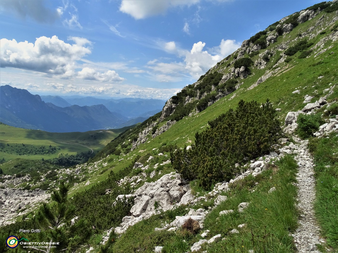 86 Sguardo avanti  sul tratto di sent. 101 da scendere per i Piani di Bobbio.JPG